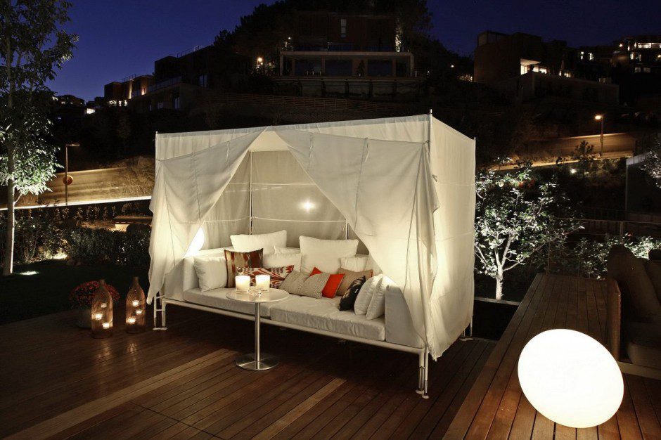 outside-canopy-bed-24